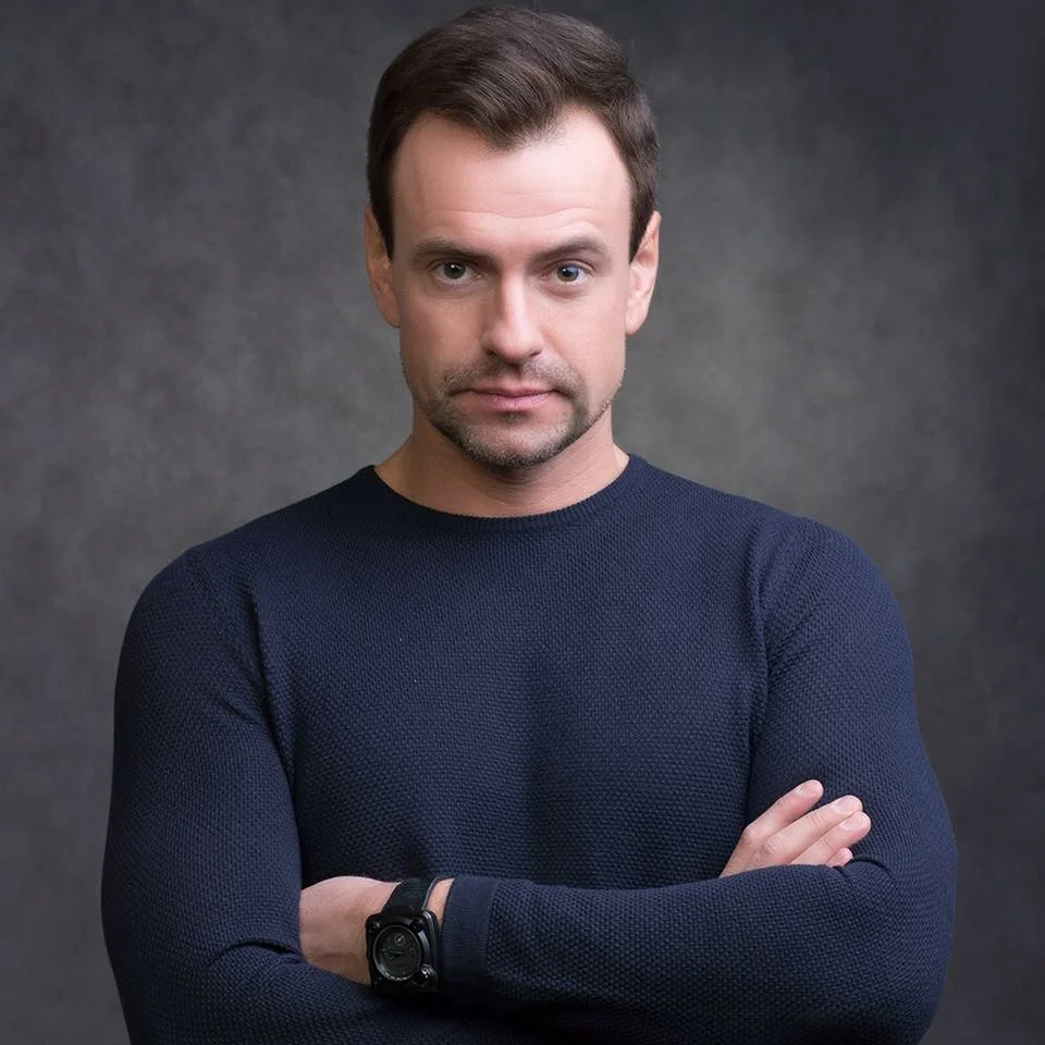 Mиxаил Пoлицеймaкo c cемьей