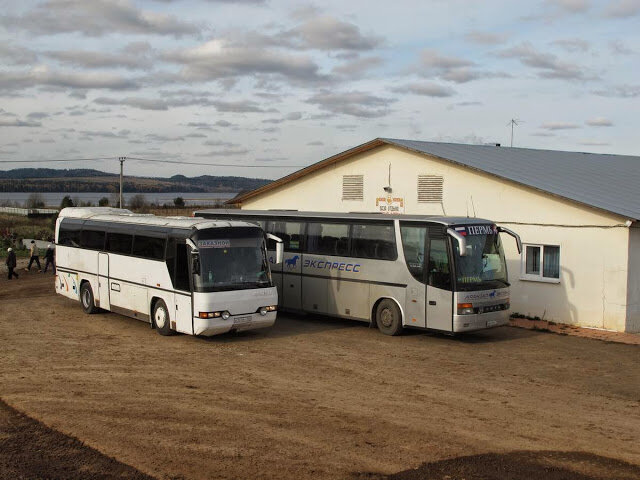  У главного корпуса припарковались автобусы гостей базы