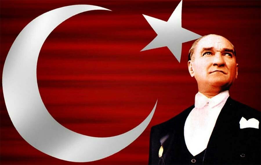 На фото: Основатель и первый лидер Республиканской народной партии Турции; первый президент Турецкой Республики, Кемаль Ататюрк. 