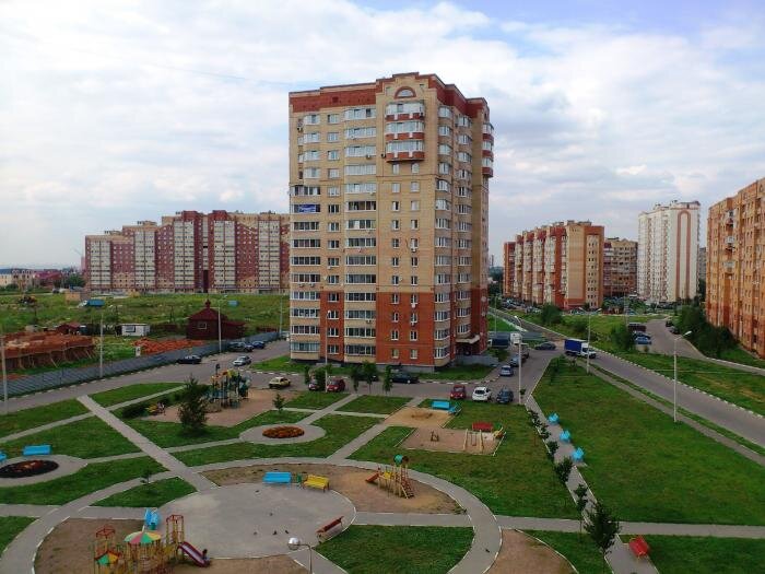 Новые дома находятся не так близко друг к другу и не выглядят такими массивными, как их собратья в Подольске