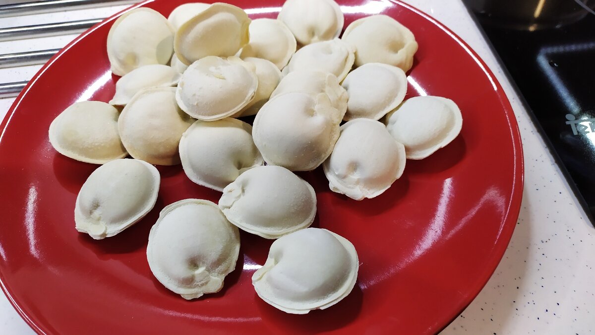 Пельмени среднего размера, трещин нет.