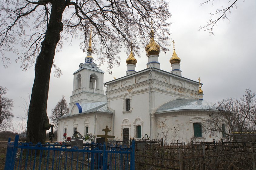 Кладбище при этом храме