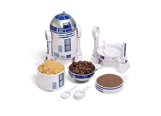 Help your friends bake dishes that are out of this world, with measuring cups that resemble their favorite "Star Wars" character. The set includes four measuring cups, as well as detachable measuring-spoon arms.