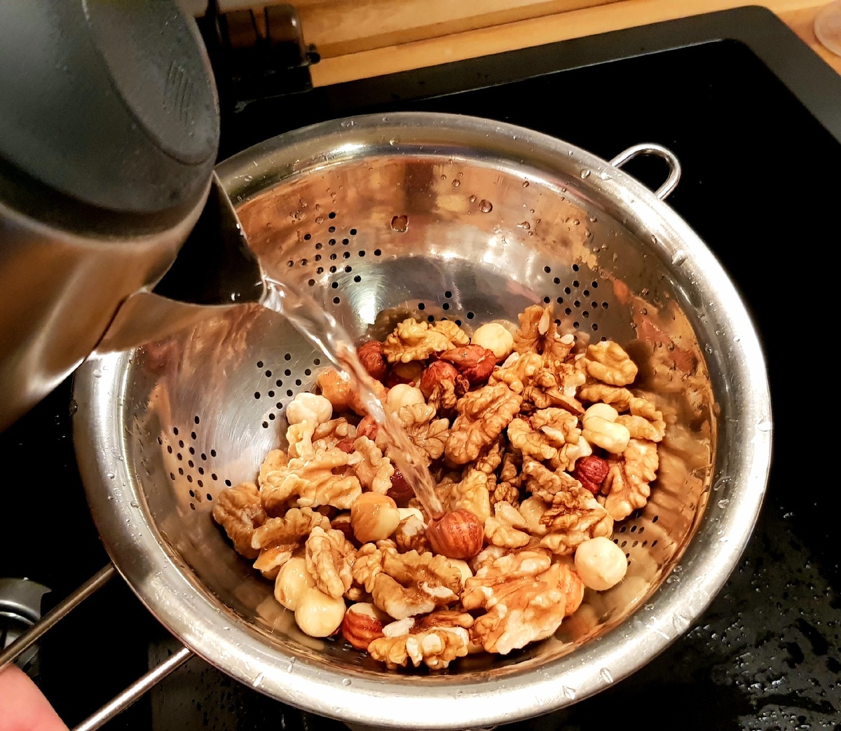 Затем обдаем кипятком