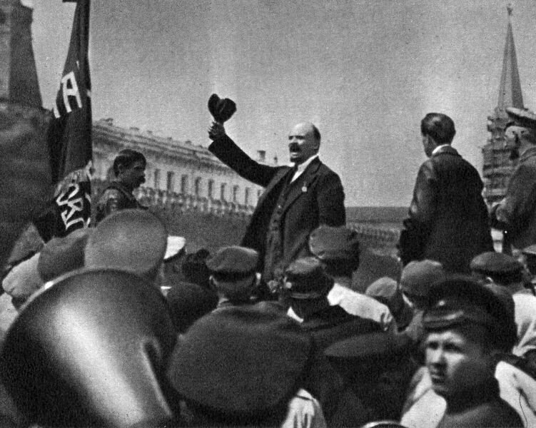 В. И. Ленин произносит речь перед войсками Всевобуча на Красной площади. Москва. 1918 год
