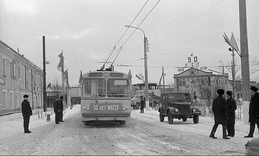 Фото сделано 05.11.1970 г. на разворотном кольце "Завод ЖБиК" по ул. Машиностроителей г. Йошкар-Ола.  С 05.11.1970 до 01.12.1985 данное кольцо было конечной 1-го маршрута (однако, не эксплуатировалось в 1980-1985 гг. в связи с капитальным ремонтом ул. Машиностроителей).  С 01.12.1985 до 15.07.1986 - конечной 7 маршрута. 
С 15.07.1986 до 05.11.1988 - конечной 7 и 8 маршрутов. 
С 05.11.1988 по 28.06.1992 - конечной 7 маршрута. 
28.06.1992 демонтировано в связи с продлением маршрута №7 до пгт. Медведево. 
На фото троллейбус ЗиУ-5 1964 г.в. из г. Уфы, полученный Йошкар-Олой в 1970 г. после капитального ремонта на Куйбышевском ремонтном трамвайно-троллейбусном заводе. В Уфе имел гаражный номер 45. Списан около 1980 г