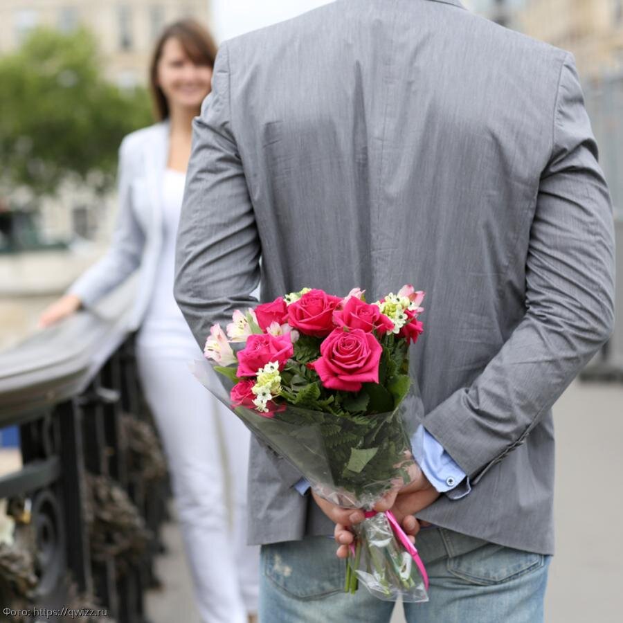 Букет цветов для мужчины. Девушка дарит подарок мужчине. Парень дарит девушке цветы. Букет роз зимой. Подарок на 14 февраля цветы.