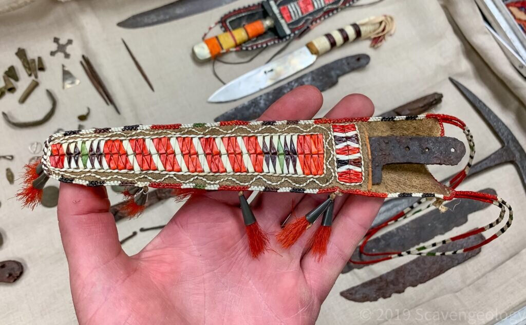  Источник  https://scavengeology.com/native-american-scalping-knives-the-truth-the-fiction-the-business-the-blood-history/  Выкопанный при раскопках скальпирующий нож идеально подходит для шейных ножен, выполненных современными реконструкторами 