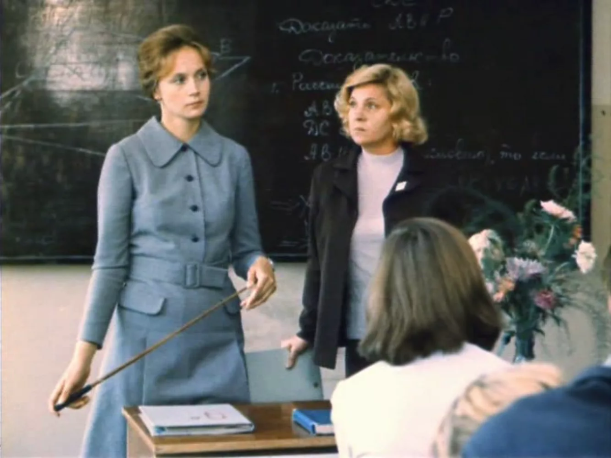 воспитание чувств сериал. советский сериал про учителя. ирина купченко чужие письма. образ учителя в фильмах. вера марецкая сельская учительница.