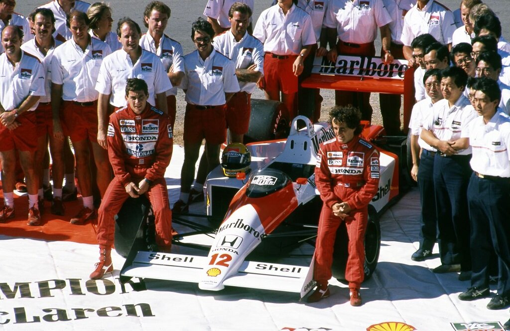 Команда McLaren празднует свою феноменальную победу в сезоне 1988 года