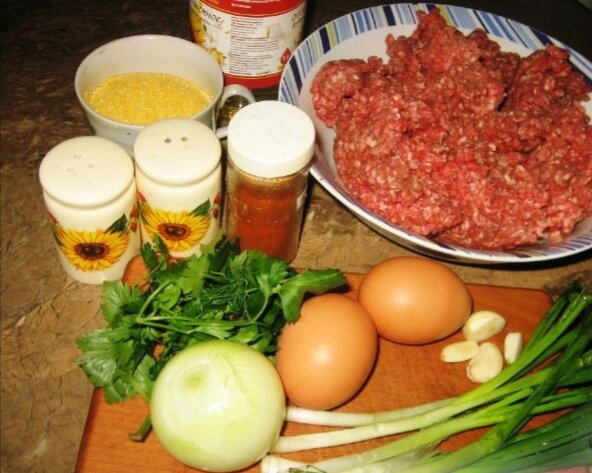 Как приготовить кепилу (котлеты с начинкой):

Если готовите фарш из мяса сами, тогда пропустите его вместе с чесноком и репчатым луком через мясорубку с крупной решеткой.