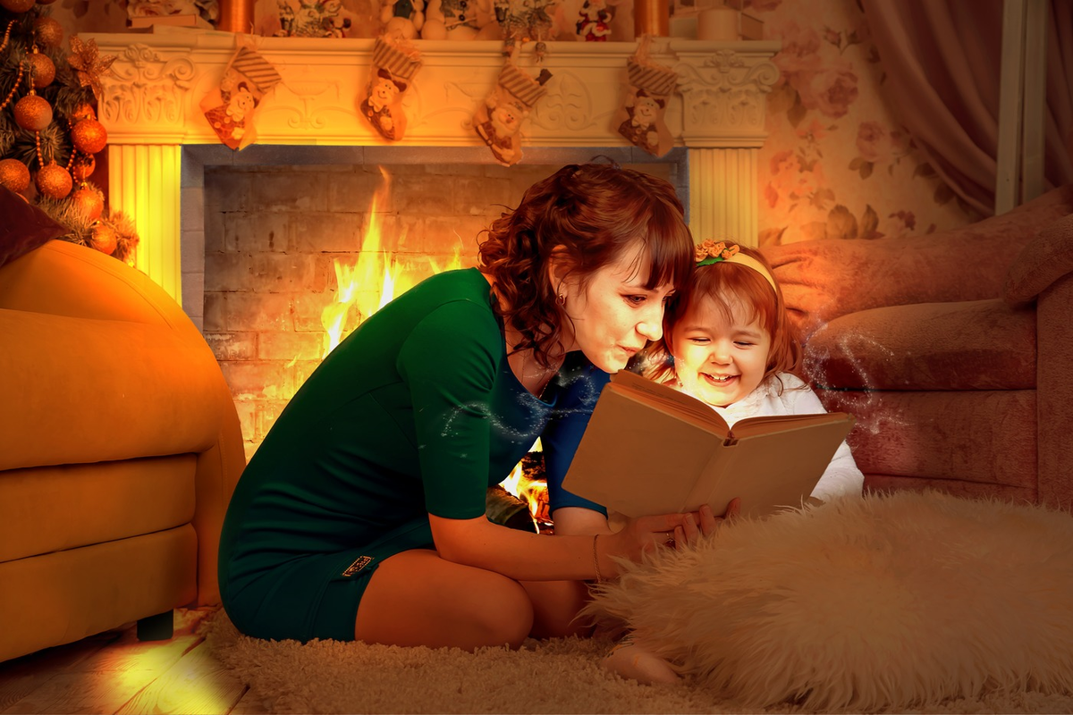 Мама читает ребенку сказки. Чтение сказки на ночь для детей. Дети у камина. Мама читает сказку. Чтение на ночь детям.