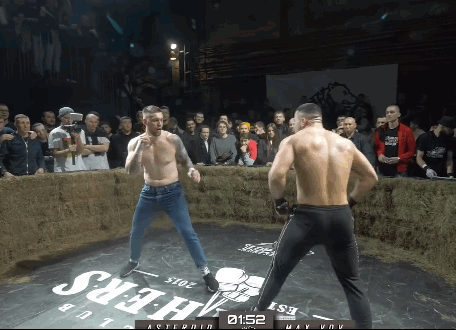 Голые мужчины-борцы на ринге