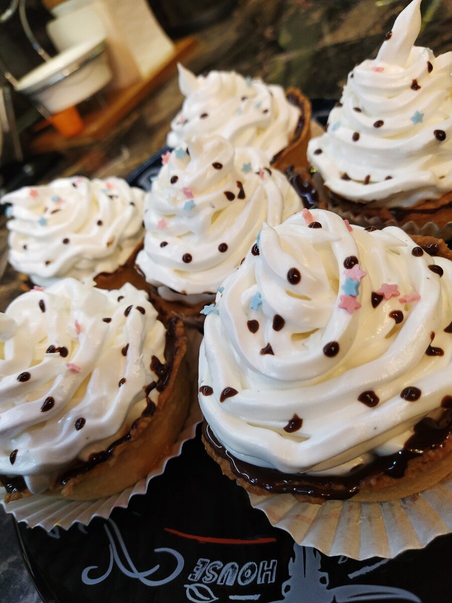 Традиционные пирожные "Корзиночка" с белково-заварным кремом, украшенные шоколадом и декор. посыпкой. 