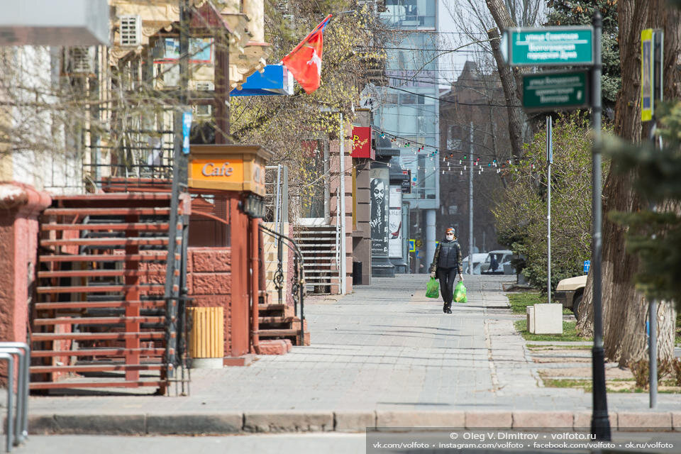 Самый частый вид — человек идет с пакетами из магазина