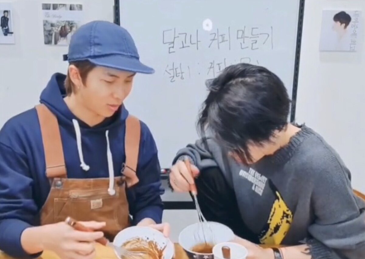 Чимин и Намджун пытаются взбить кофе Дальгона наперегонки