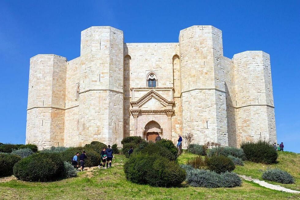 Фото из интернета: https://www.veranda.com/travel/g30083514/beautiful-castles-in-the-world/