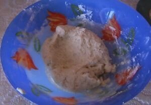     В отдельную мисочку вбейте яйца, добавьте сахар и соль, затем основательно взбейте всё венчиком. Далее добавьте сюда же гашеную соду. Затем добавьте творог и муку.     Лучше всего, если творог будет однородной консистенции. Отлично в этом случае подходит творог в пачке. Домашний крупитчатый творог нужно протереть через ситечко для того, чтобы пончики творожные получились в результате пушистыми и однородными. Затем основательно вымешивайте тесто.  