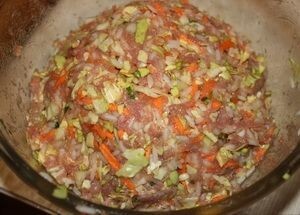     Сначала отварим рис, не будем ведь мы его сырой в фарш сыпать. Для этого выберем все плохие зернышки, а чистые очень тщательно промоем,чтобы потом ничего на зубах не хрустело. Затем очистим все овощи. Морковь натрем на терке,а вот лук и капусту мелко нарежем. После чего смешаем все с мясным фаршем. Фарш Вы можете купить готовый или приготовить его самому. Всю массу солим,перчим и хорошо мешаем.   