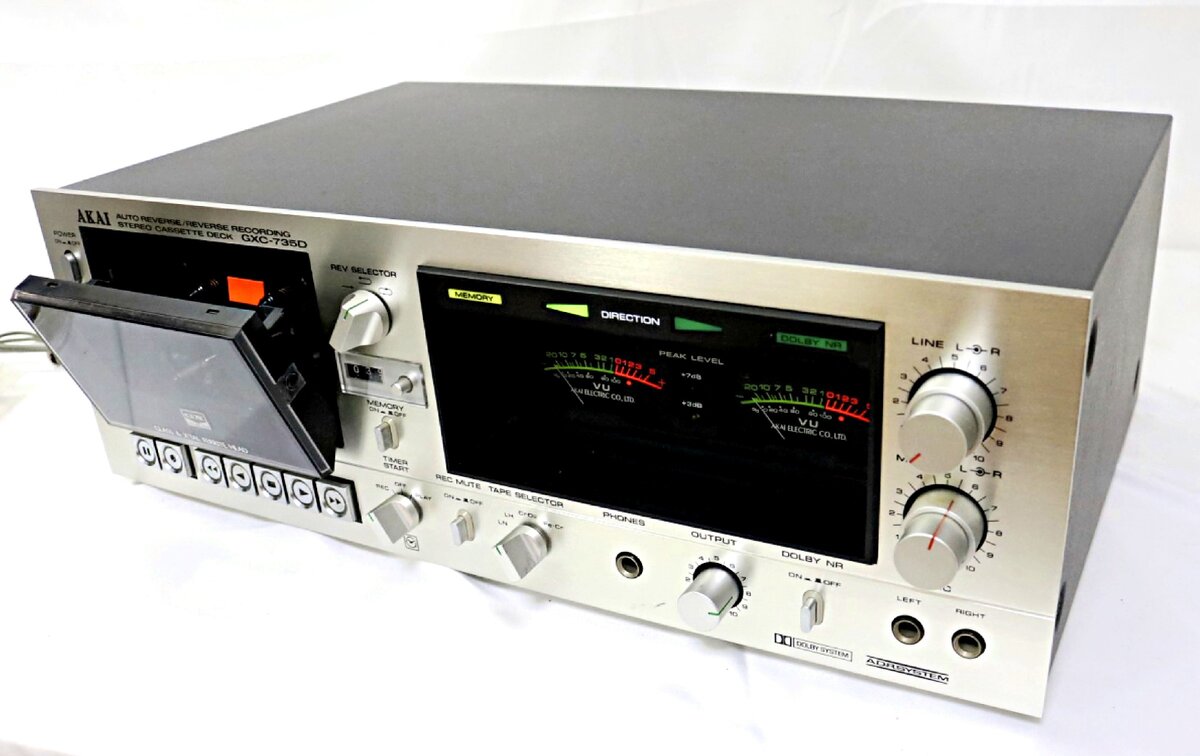 Кассетная дека Akai GXC-735D в серебристом цвете