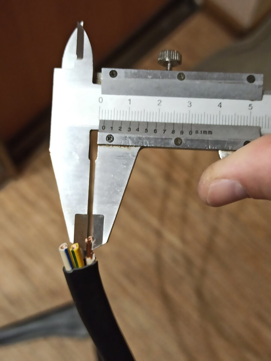 Измерил, и по нехитрой формуле S = π * d 2 / 4 , выяснил, что на руках у меня кабель сечением 2.5 мм2.