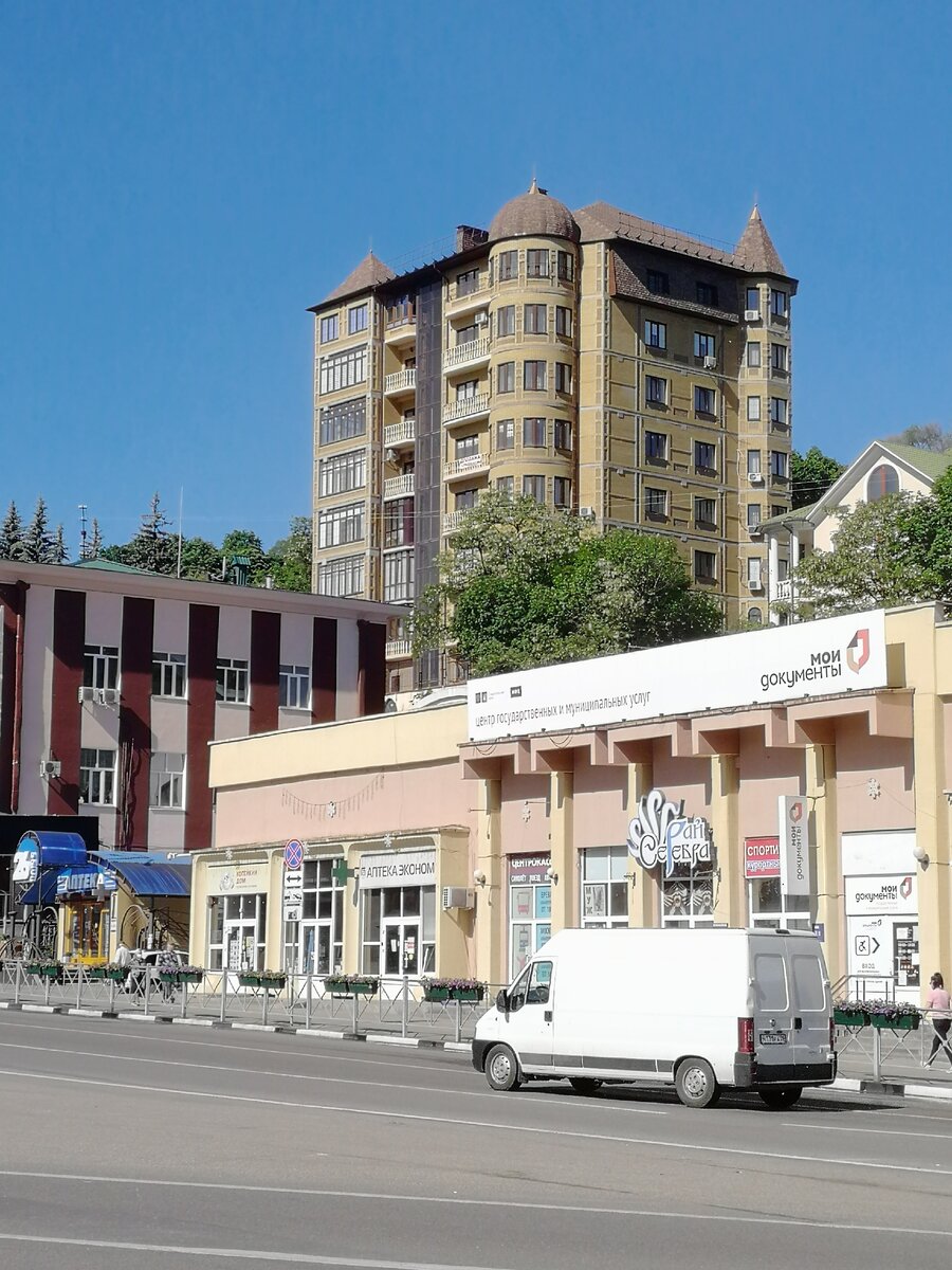 Жилой дом  рядом с Октябрьской площадью, июнь 2020