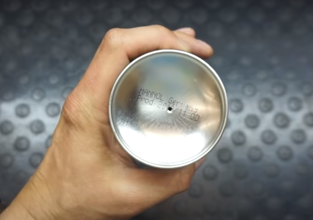 сделал отверстие в баллоне шилом 