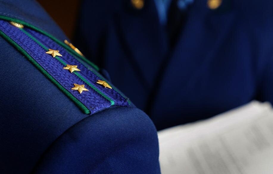 Кстати, это не капитан, как можно было бы подумать, а юрист 1 класса. Сотрудники прокуратуры, за исключением военной, имеют классные чины