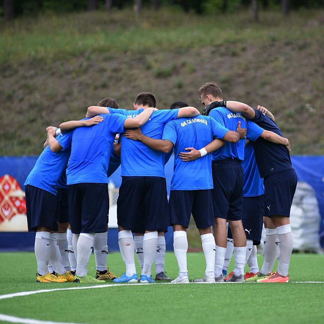 Футболисты "Сахалинца". Фото - Инстаграм ФК "Сахалинец".