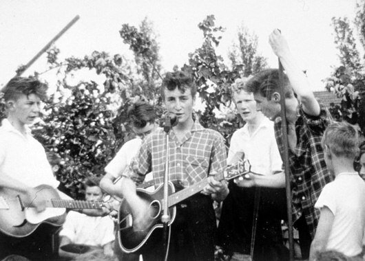 "The Quarrymen". На первом плане - совсем ещё юный Джон Леннон