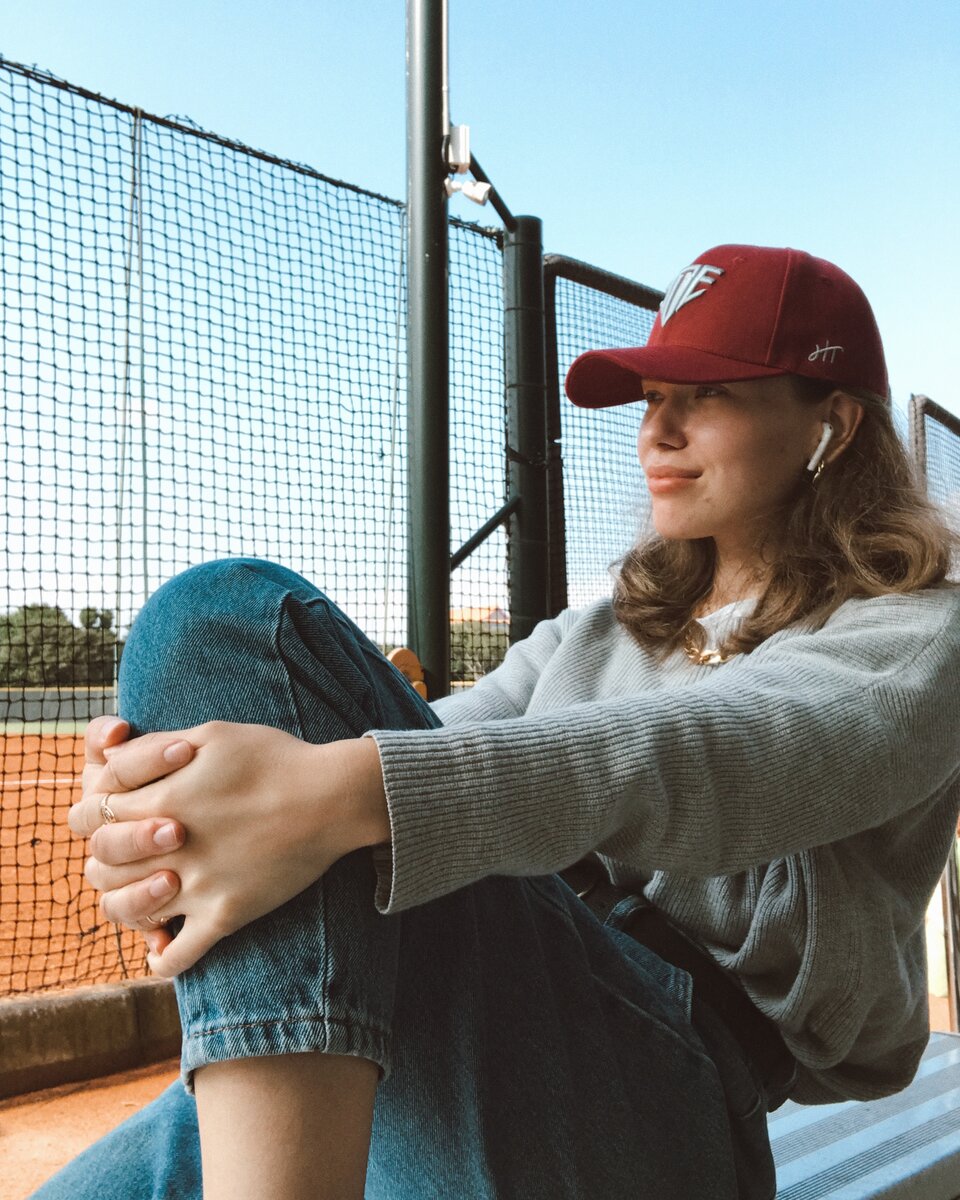 это я на бейсбольном поле, потому что мой муж бейсболист, и наша работа связана с бейсболом