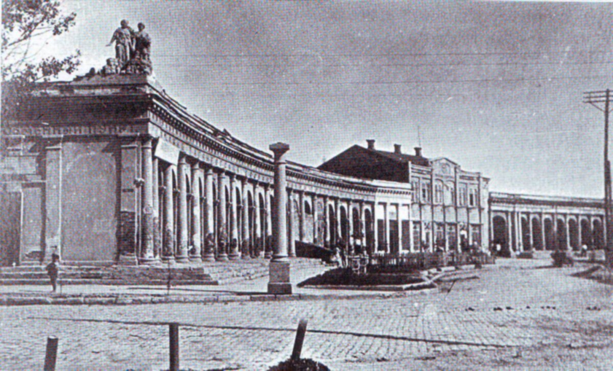 Крайняя слева на фото