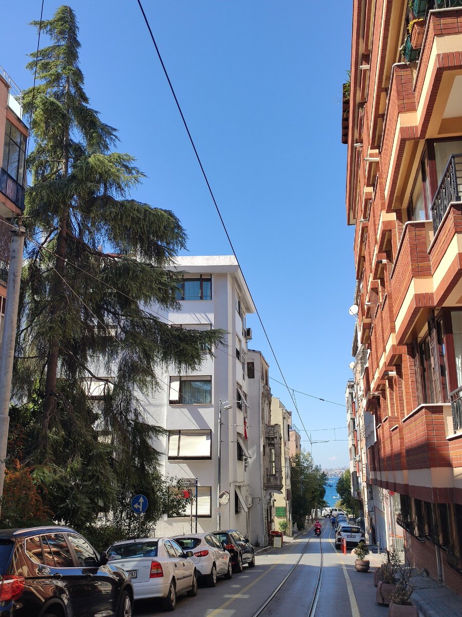 В Моду ходит ретро трамвайчик N.20 от Кадыкея, ну а мы всегда идём пешком 