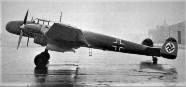 Мессершмитт Bf-110 (Me-110). Та самая модель самолета на которой Гесс тайно покинул Германию. Самолет был дополнительно оборудован радиокомпасом, чтобы можно было управлять им в одиночку, и двумя дополнительными съемными топливными баками.