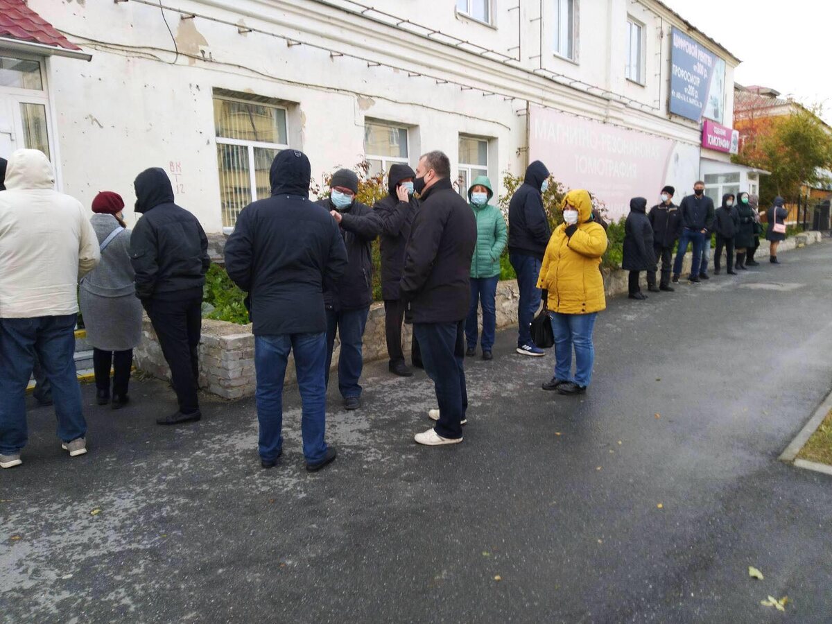 В здании ещё человек 15 стоит. Личное фото.