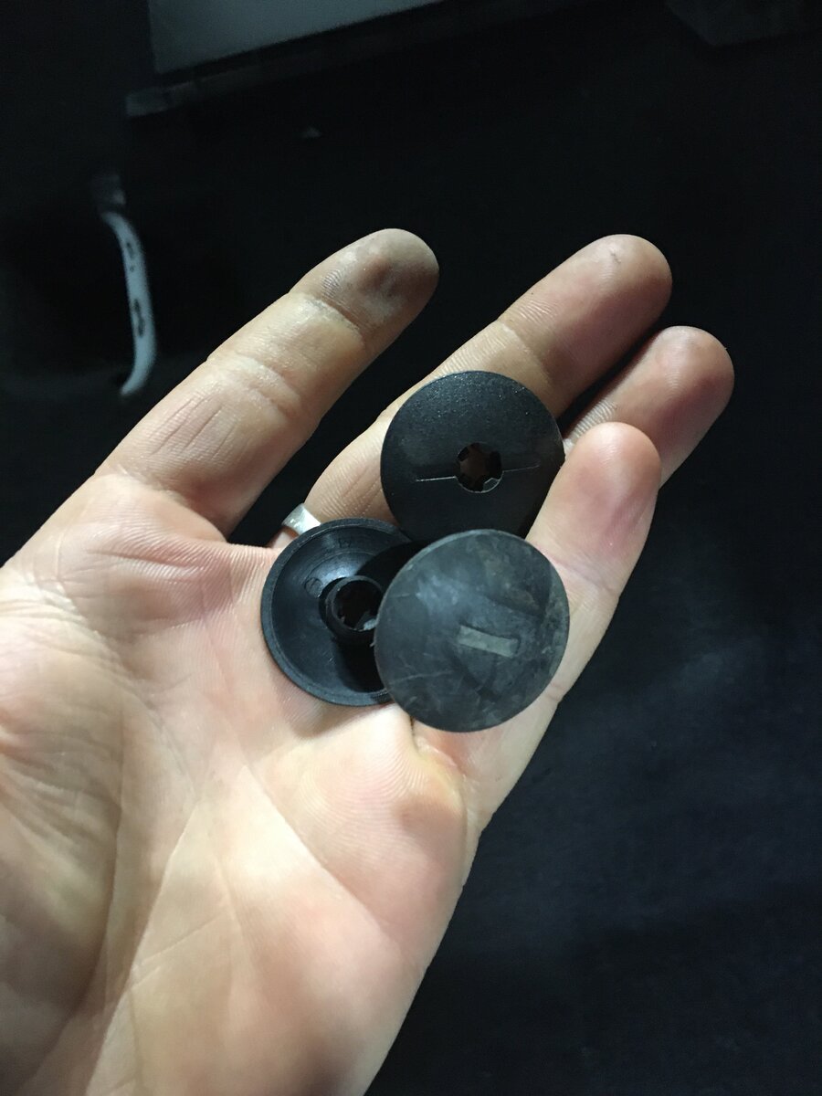 Пластиковые крепления. (Откручиваются)