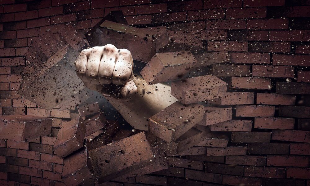 Устройство проемов в стенах из любых материалов, на сегодня не представляет особых проблем даже на уровне самодеятельных домашних ремонтов. (фото с сайта https://thebarefootspirit.com/breakthroughs/)