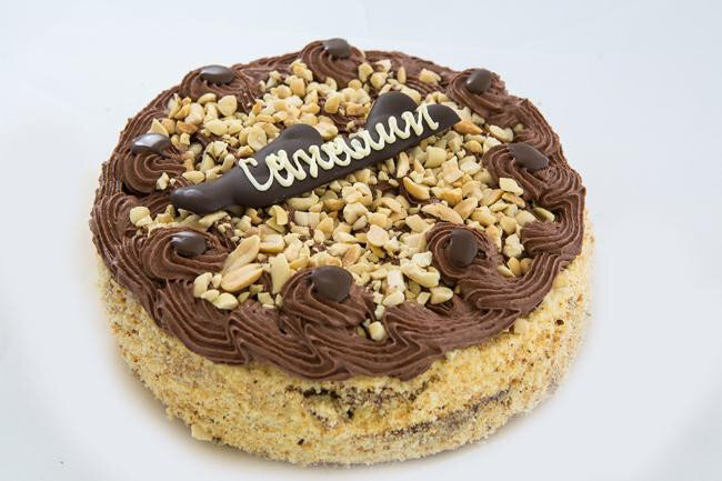 Изюминка десерта – шоколадный остров в центре торта