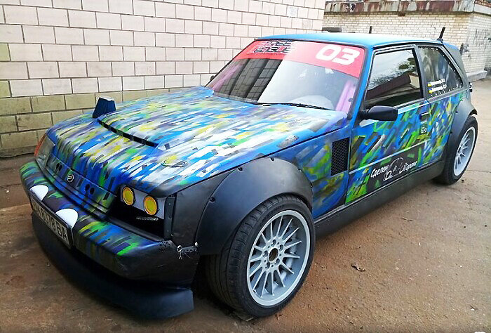 Характерный окрас гоночного авто также привлекает внимание со стороны