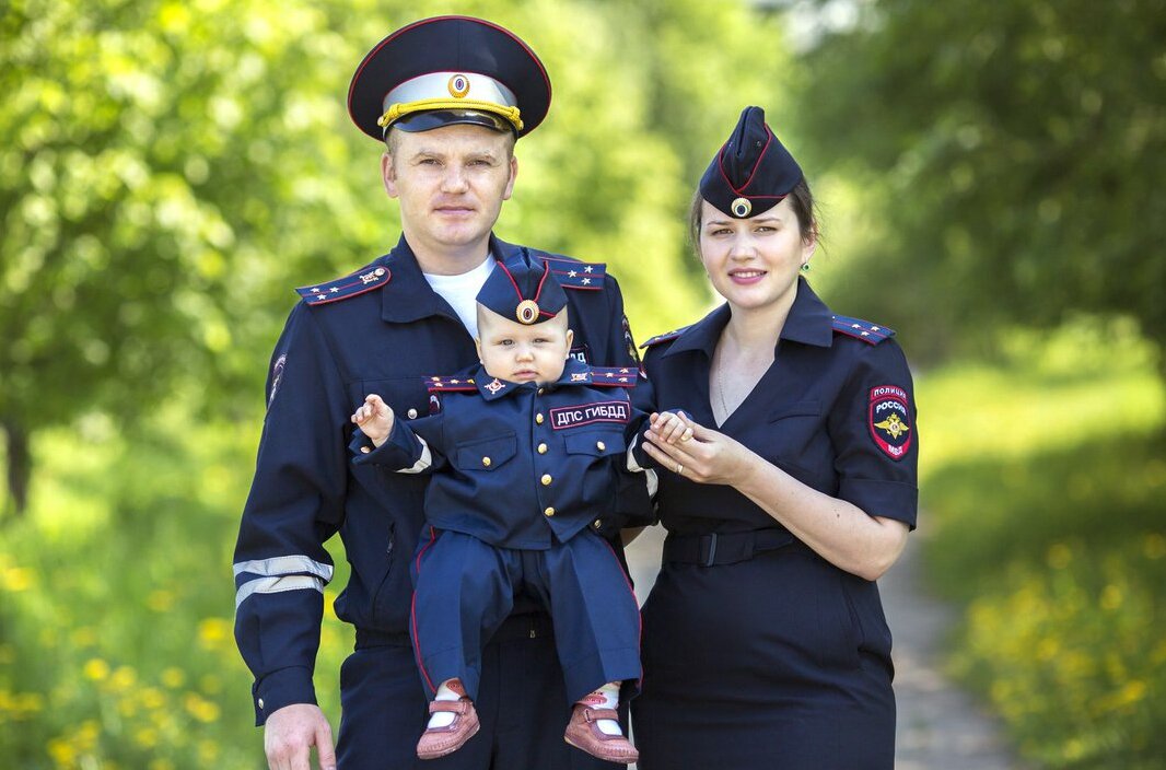 Семья полицейских. Семья сотрудника полиции. Пара в полицейской форме. Фотосессия семьи полицейских.