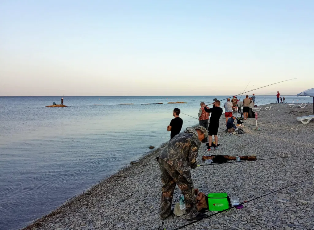 Ловля кефали в море. Ловля кефали на Каспии. Ловля кефали в Абхазии. Снасть для ловли кефали в Геленджике. Ловля кефали в черном море с берега.