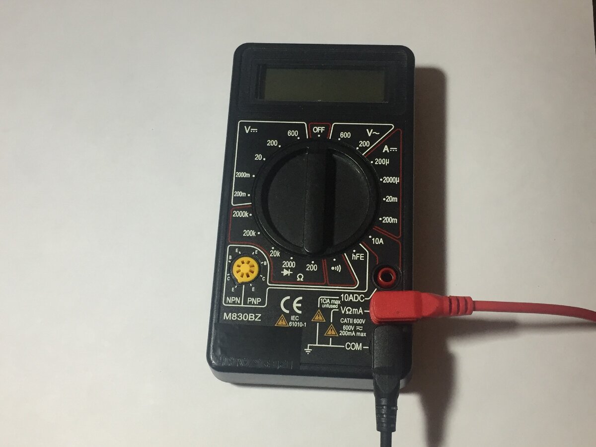 Мультиметр с подключенными щупами