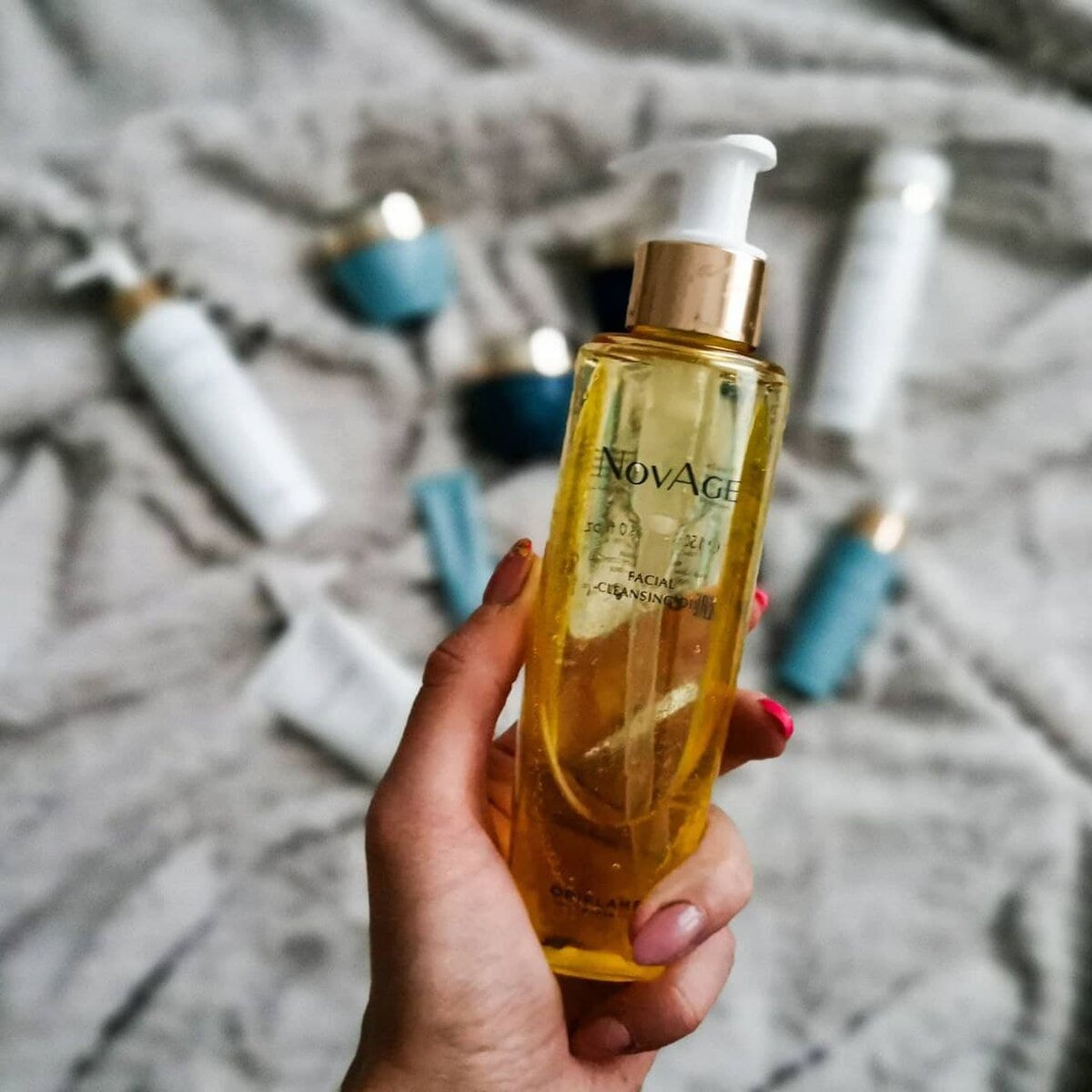 Очищающее масло для умывания NovAge растворяет грязь, пыль, стойкий макияж и себум, освежая и делая кожу увлажненной и мягкой. Масло примулы вечерней в составе имеет высокую концентрацию гамма-линоненовой кислоты Омега-6 и глубоко питает кожу. Не содержит красителей, отдушек и минеральных масел. 