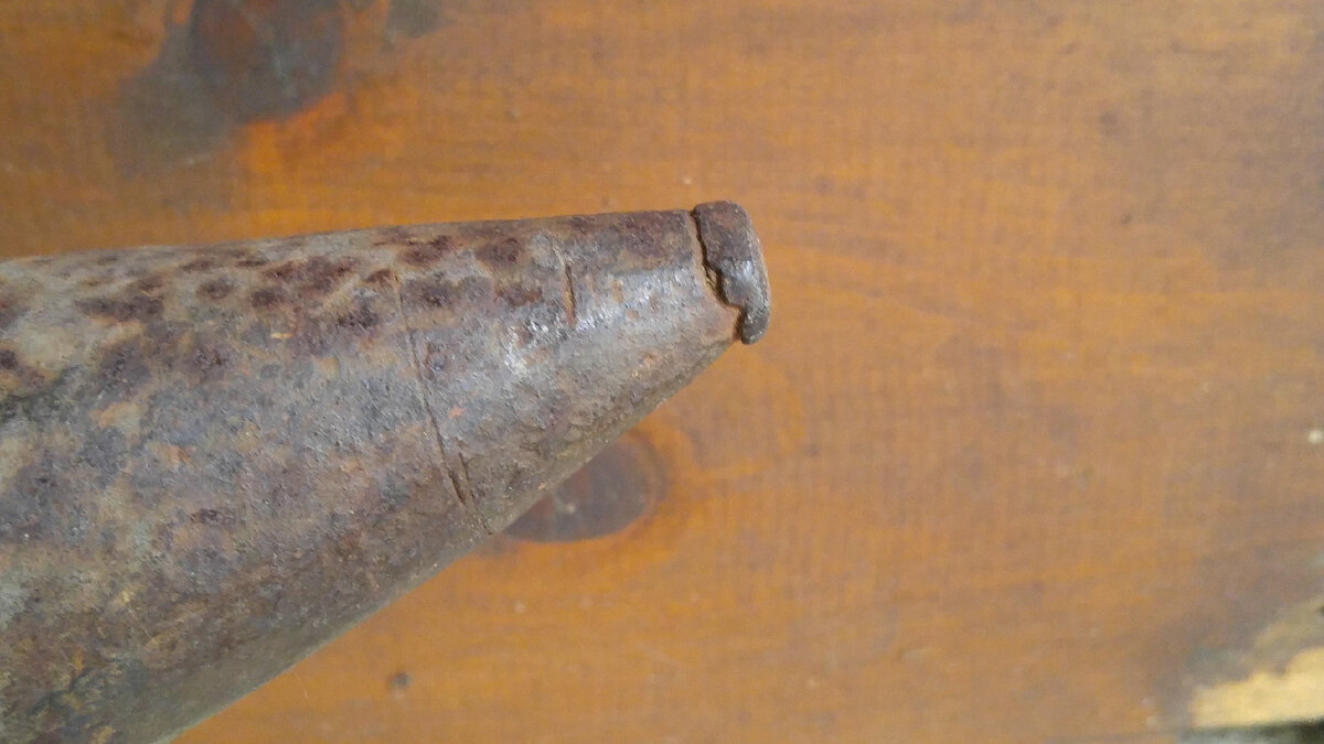 Развальцованный рог у наковальни