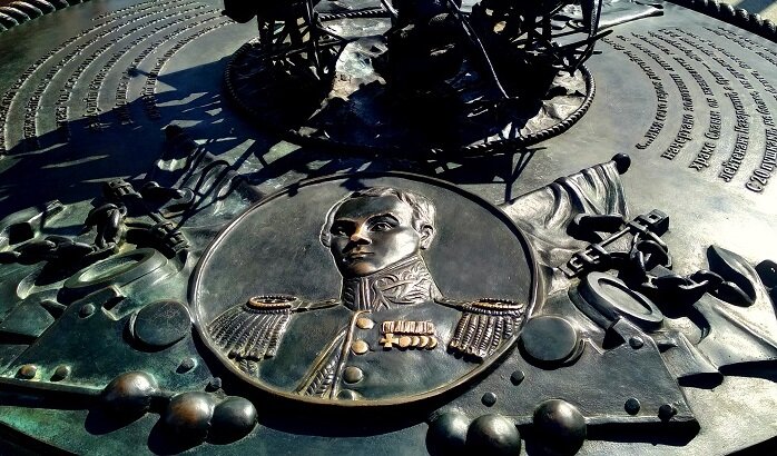 На Матросском бульваре помимо самого первого установленного в Севастополе памятника подвигу "Меркурия" есть теперь и другой - с портретом Казарского