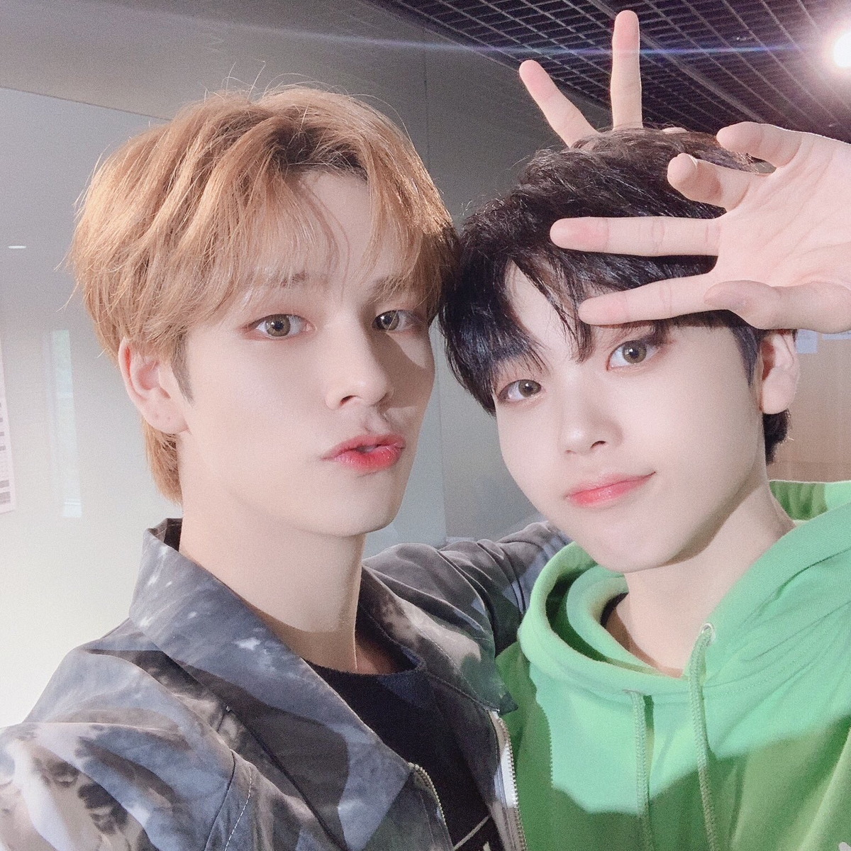 Серим - слева, Хёнджун - справа 