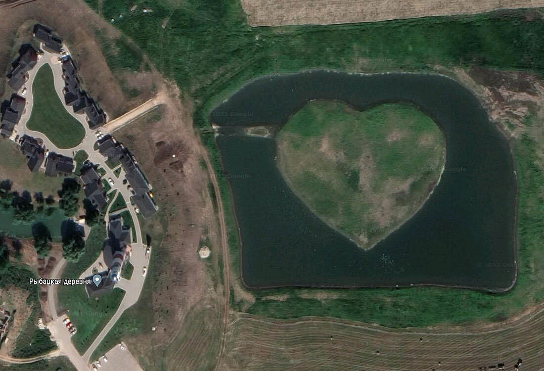 Остров в виде сердца на озере возле "Рыбацкой деревни" под Рязанью 