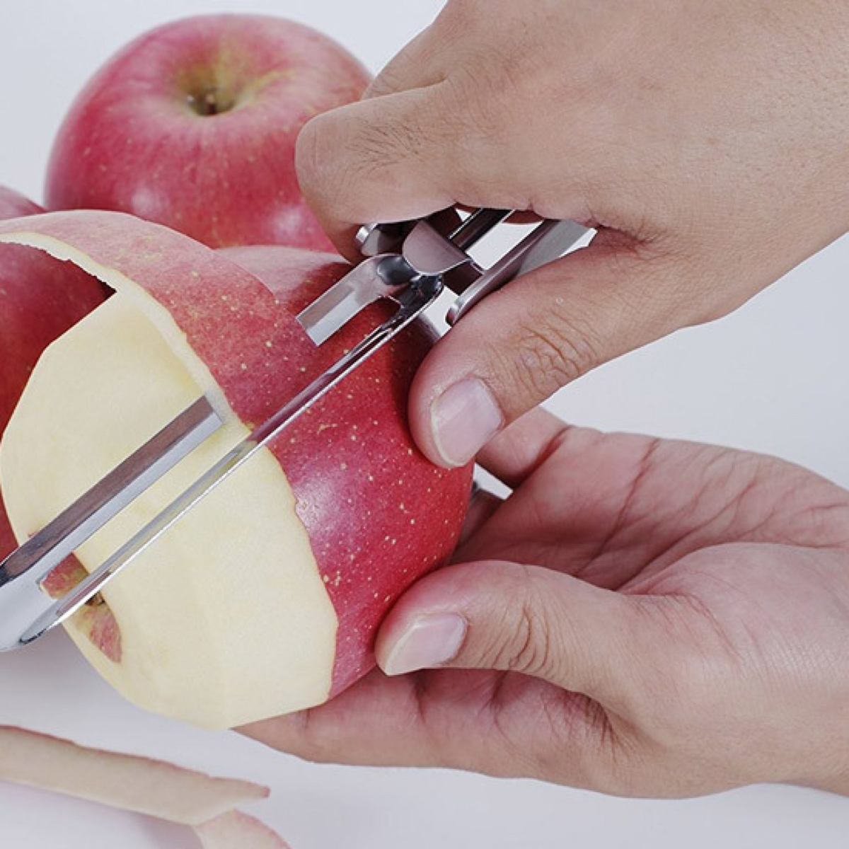 Нужно ли чистить яблоки. Нож для очистки яблок от кожуры. Очистка яблок от кожуры и сердцевины. Овощечистка для яблок. Овощечисткой нарежьте яблоки.