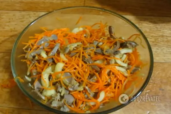 Салат с желудками и корейской морковкой 