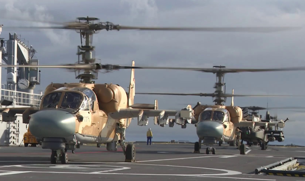В 2018 году в Египте и европейских изданиях была организована целая компания против российского вертолёта. Опровергать фейки пришлось на самом высшем уровне. Командование Египта назвало Ка-52 "топовым вертолётом с прекрасными ударными возможностями" и сразу отправило его воевать с запрещенной ИГИЛ на Синай. Фото Твиттер ВМС Египта